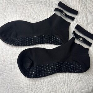 Alo Yoga Women's Pulse Grip Socks in black m/l NWOT